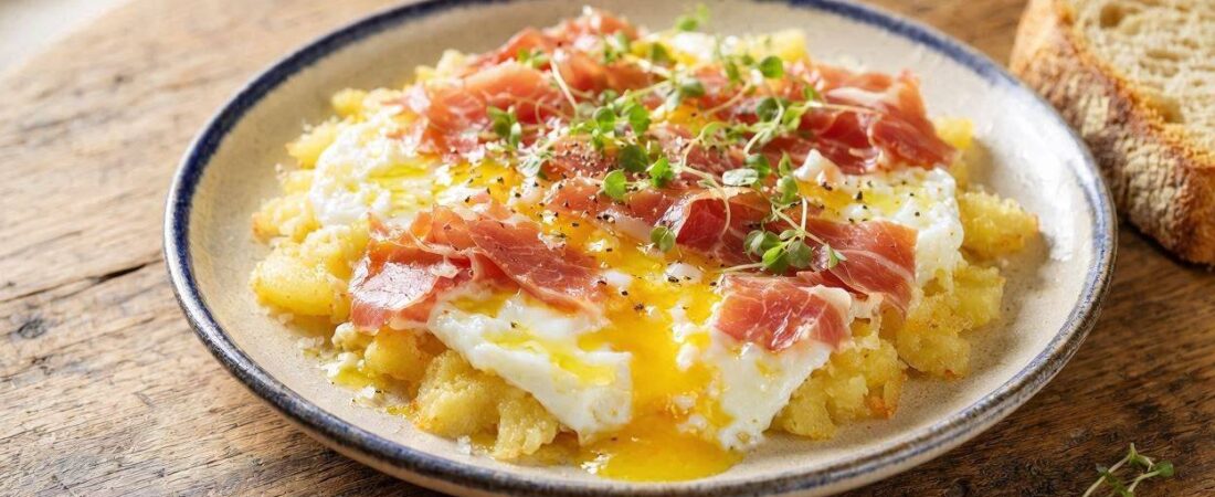 Huevos rotos con jamón: receta española fácil y deliciosa