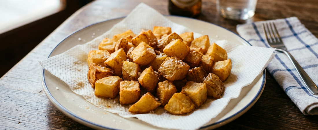 Patatas bravas caseras: receta crujiente con salsa brava